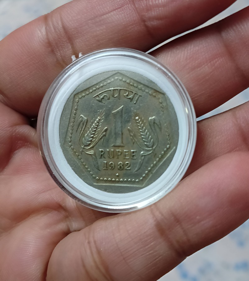 One rupees 1982 6 gm