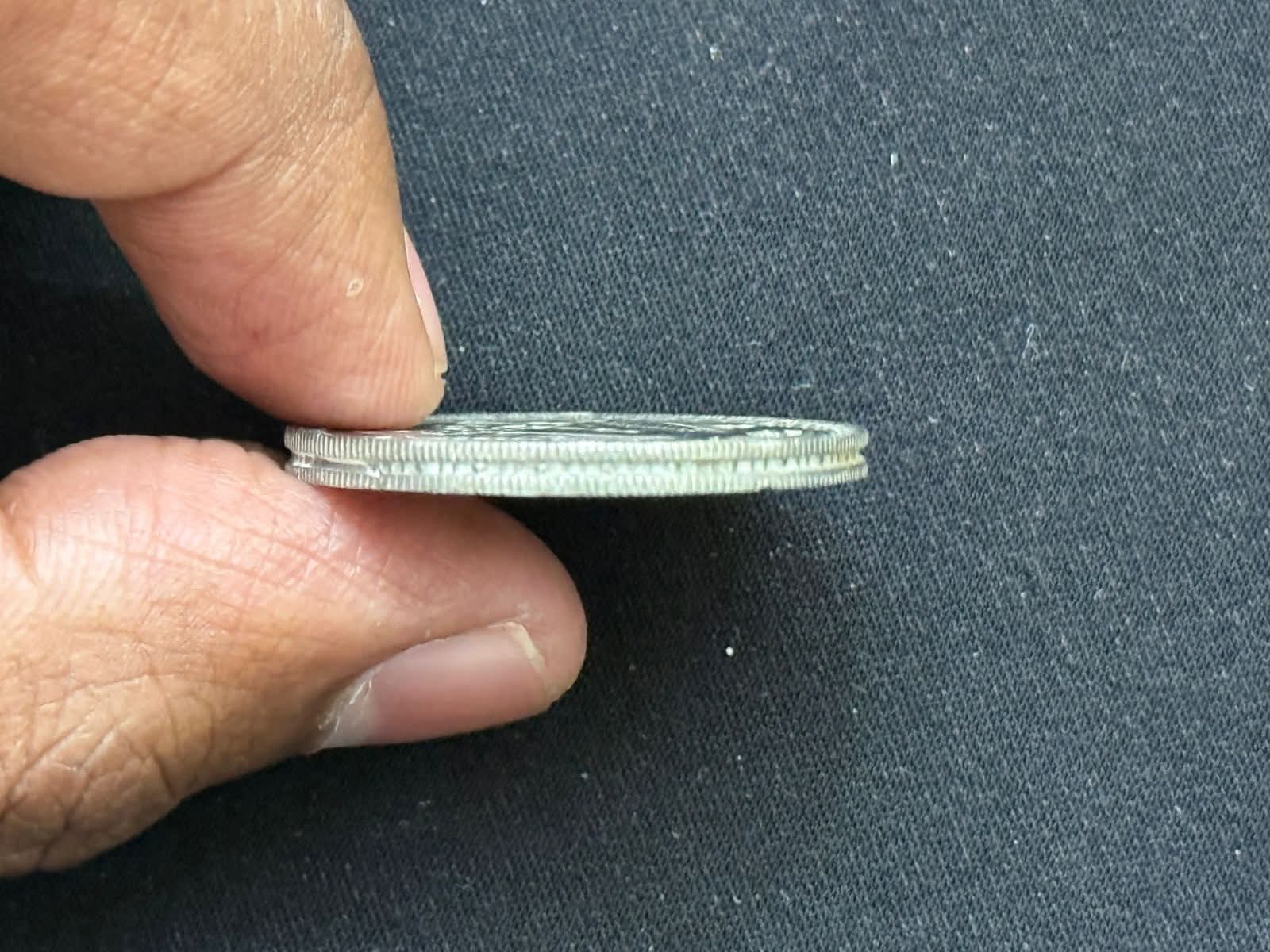 One rupees 1970 copper nickel 10 gm - Image 3