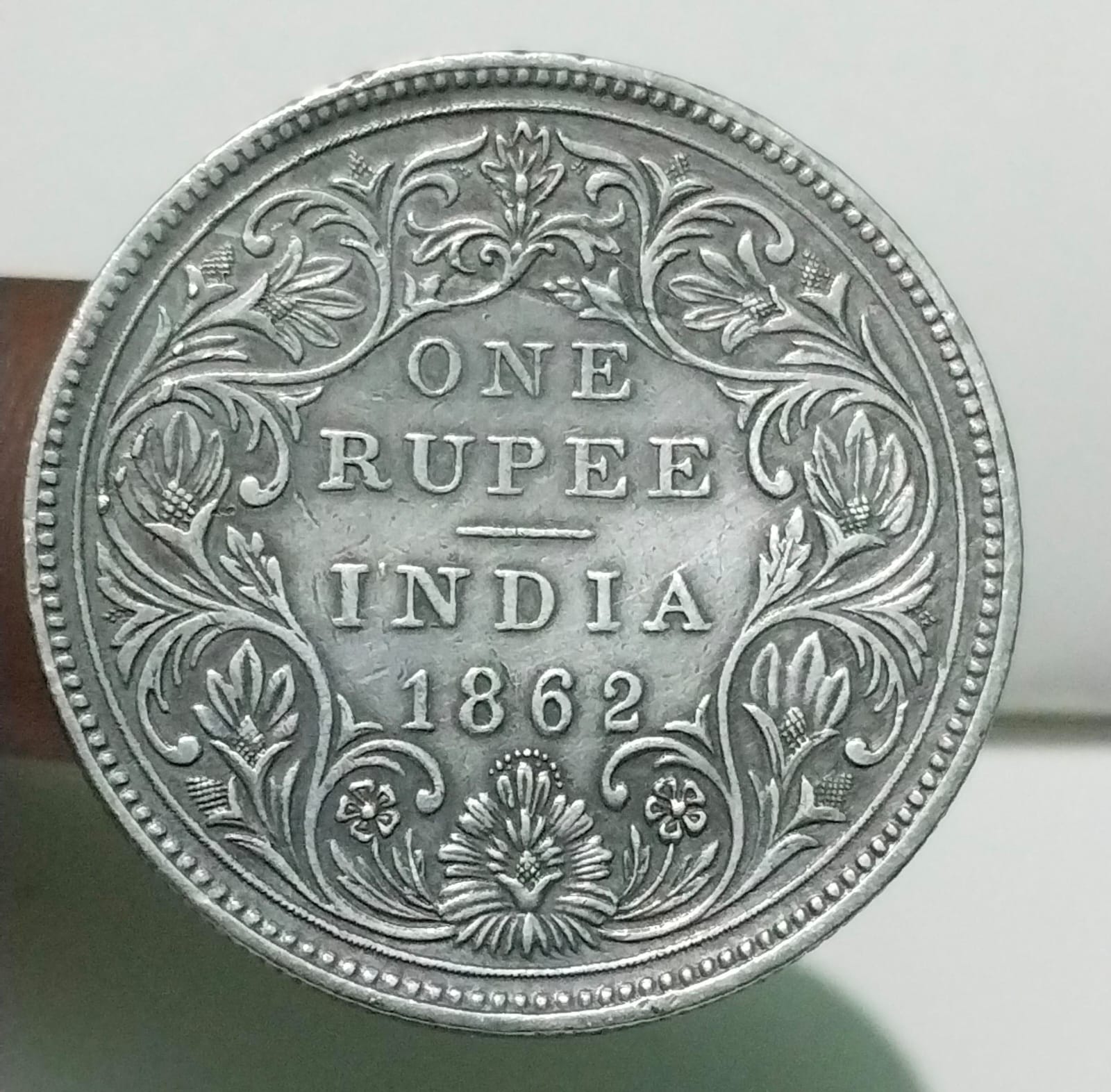 One rupess  1862 Victoria silver coin 12 dot